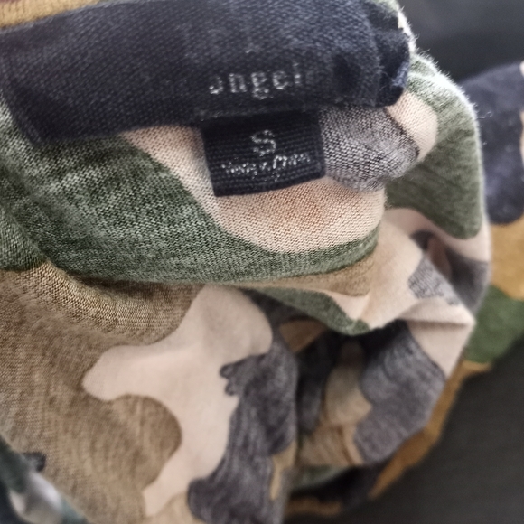 Iris Los Angeles Camo Printed Sleeveless Top - Picture 3 of 3